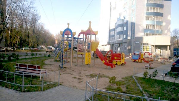 Детская площадка в Королеве была перенесена из охранной зоны по решению МОЭСК Детская площадка в Королеве была перенесена из охранной зоны по решению МОЭСК