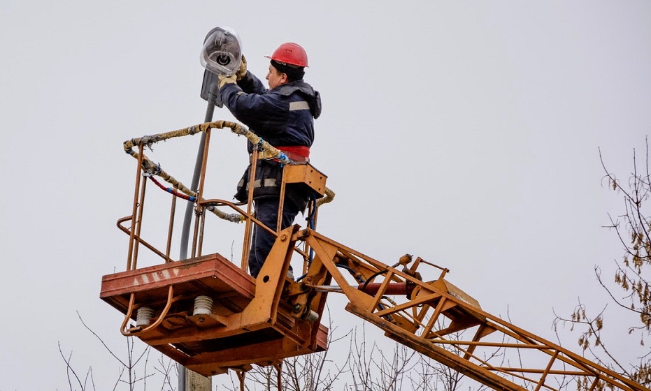 установка уличного освещения на столбах